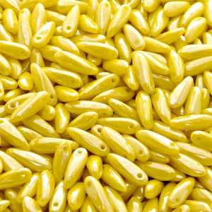 50ks České skleněné mačkané korálky jazýčky 3x11mm sytá žlutá/ bílý listr