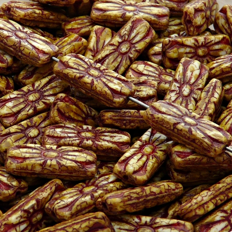 8ks České skleněné mačkané korálky obdelník 20x8mm bílá/ travertin s červeným zátěrem